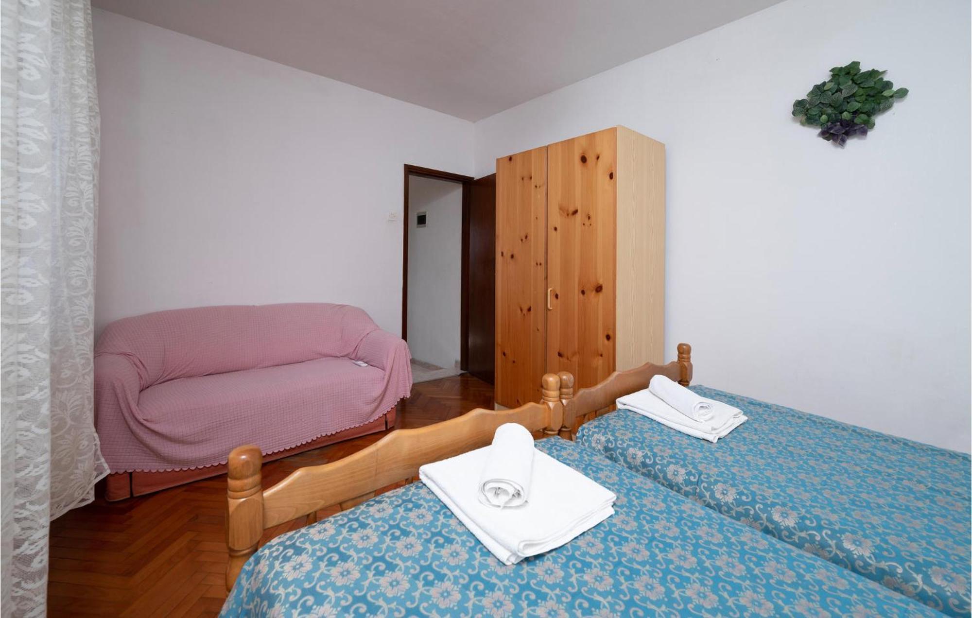 1 Bedroom Cozy Apartment In Pula Exterior foto